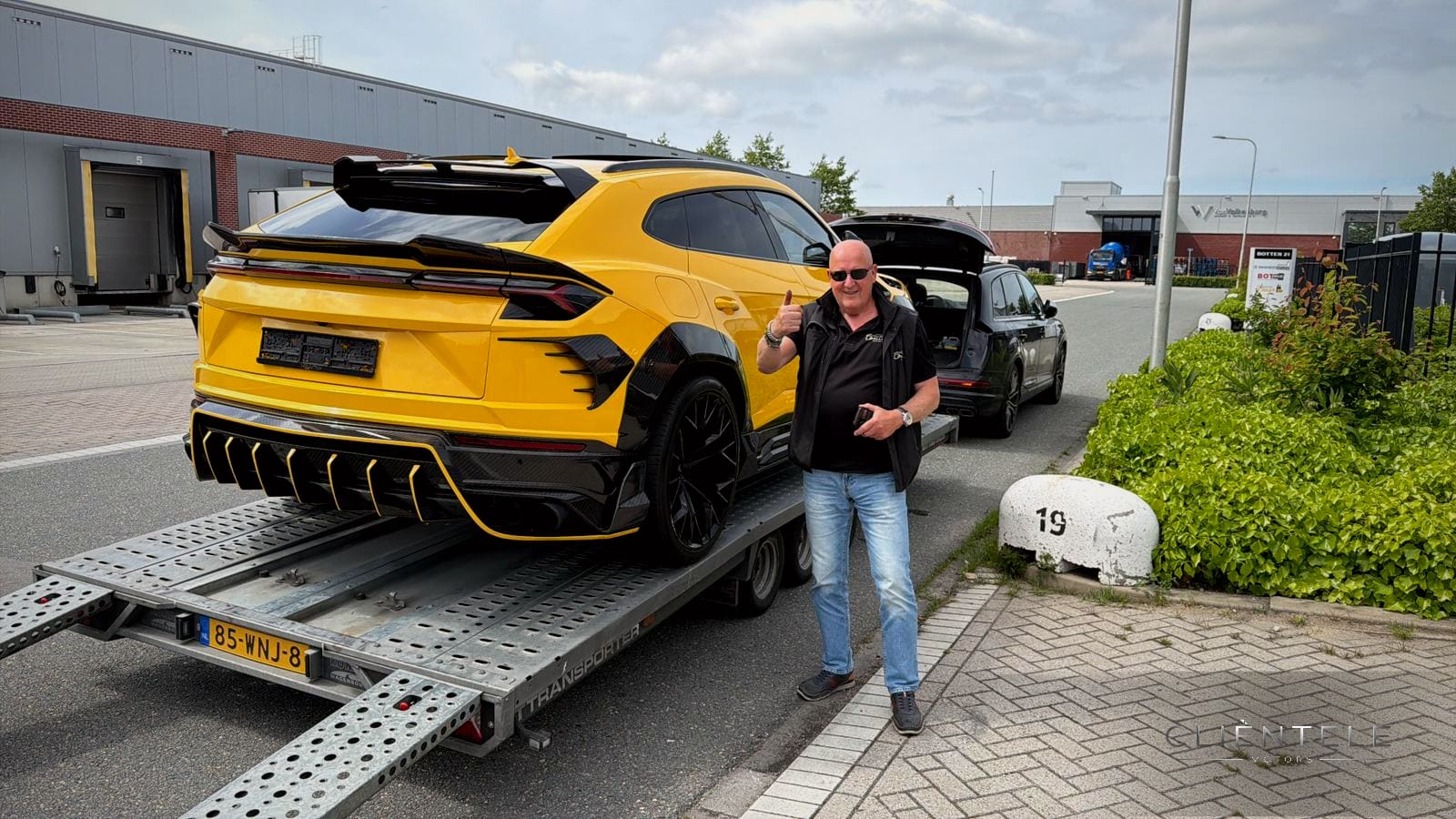 Aflevering van een auto bij een tevreden klant